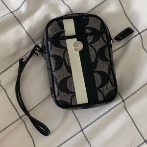 Coach wallet, good condition(mark shown in photos).